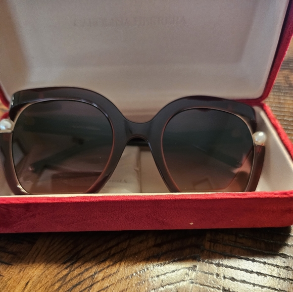 NIB Carolina Herrera Luxury Sunglasses - Picture 4 of 7